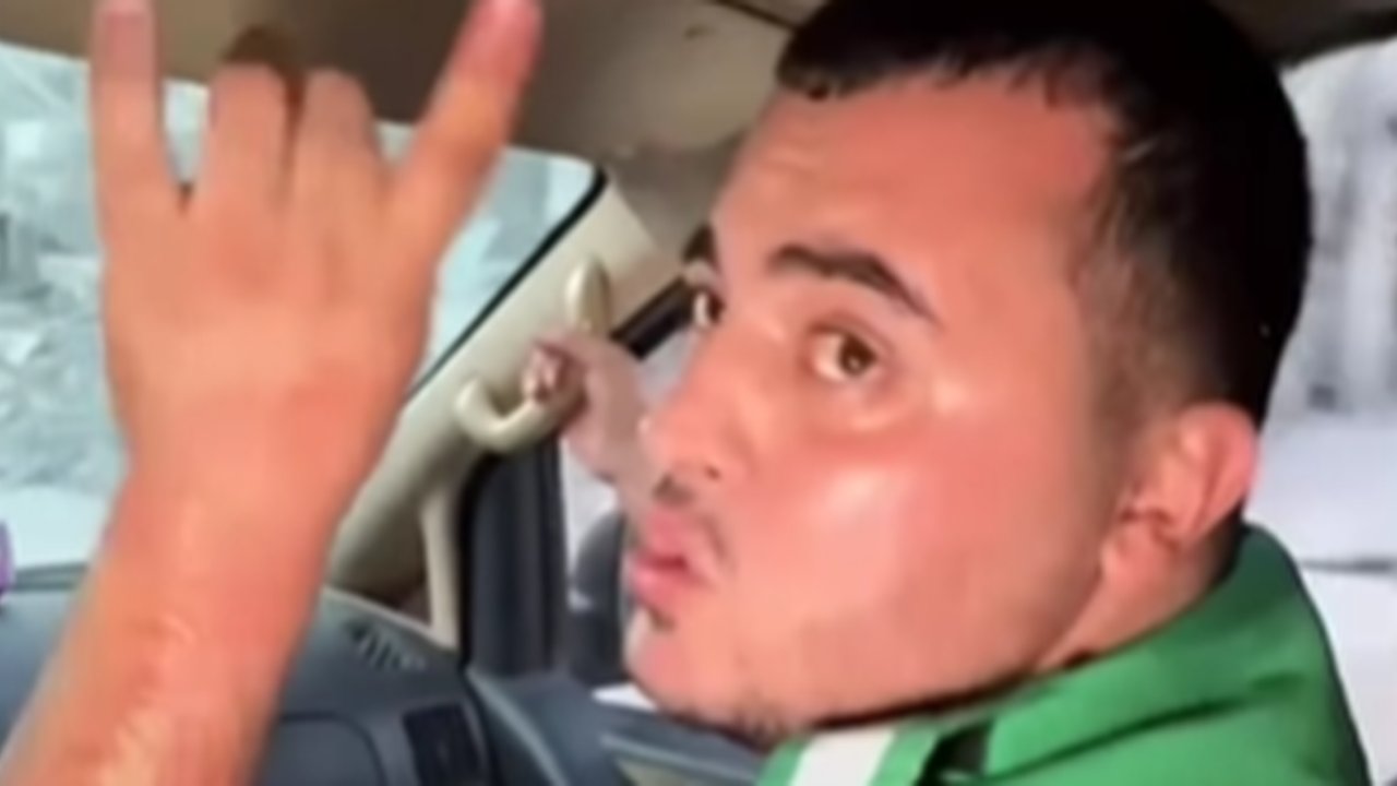 Kisah tragis dialami oleh seorang tenaga paramedis asal Gaza yang harus kehilangan beberapa anggota keluarganya termasuk sang Ibu akibat serangan bom Israel.