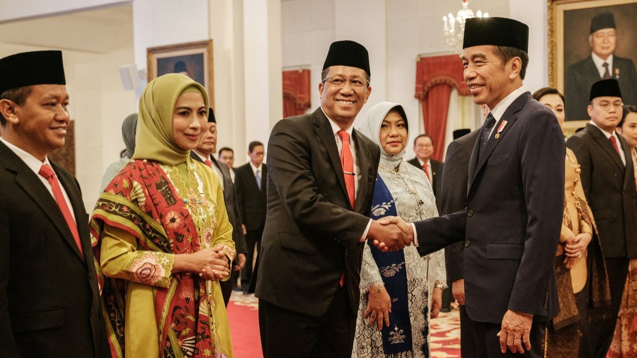 Presiden Joko Widodo melantik Bahlil Lahadalia sebagai Menteri ESDM menggantikan Arifin Tasrif, Supratman Andi Agtas sebagai Menkumham menggantikan Yasonna Laoly, Rosan Roeslani sebagai Menteri Investasi/Kepala BKPM menggantikan Bahlil Lahadalia dan Angga Raka Prabowo sebagai Wamen Kominfo.