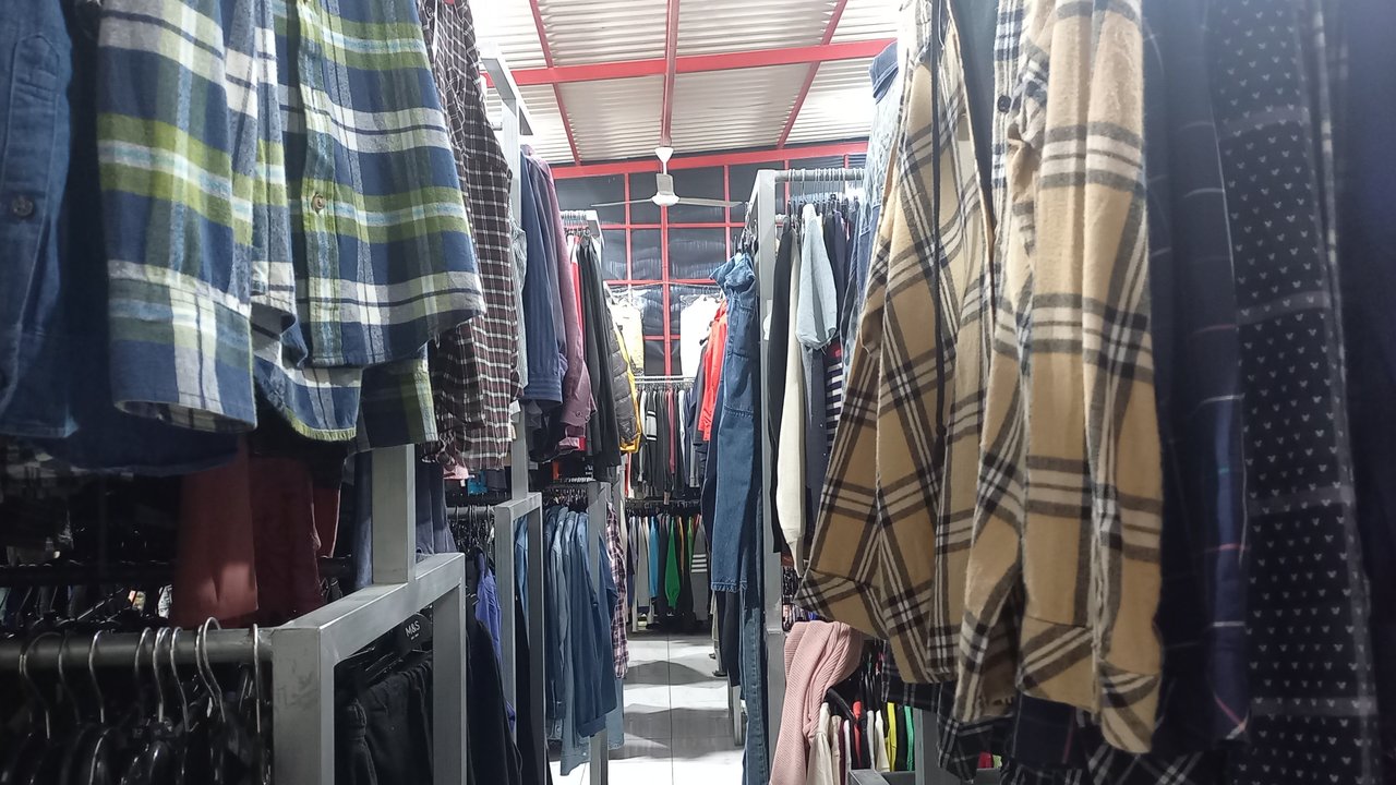 Kegiatan berbelanja satu ini masih menjadi favorit bagi sebagian orang serta dapat mengurangi jumlah limbah fast fashion. (Foto: Freepik/freepik)