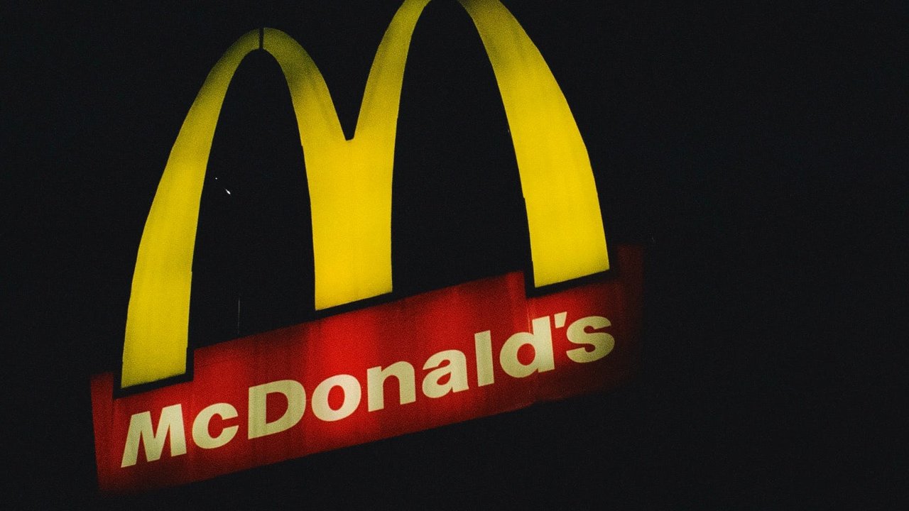 <p>Ilustrasi logo McDonald's. (dok. pexels.com/Marko Stanoevich)</p>