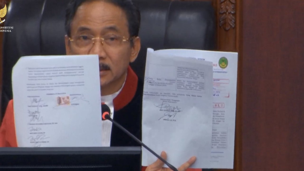 Hakim Ketua Konstitusi Suhartoyo bahas tanda tangan berbeda dalam kategori Dewan Perwakilan Daerah (DPR) Provinsi Riau. (Foto: Tangkapan Layar dari Youtube MK).
