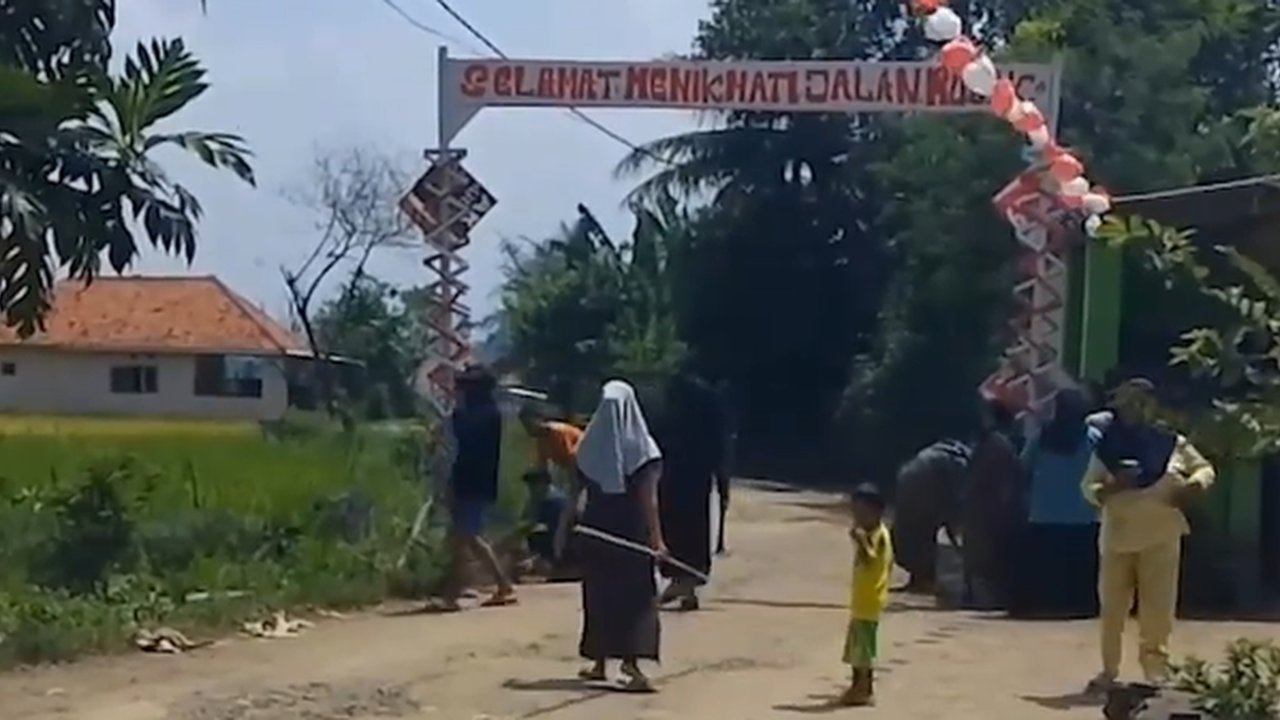 Warga protes jalan rusak pakai gapura di Lebak