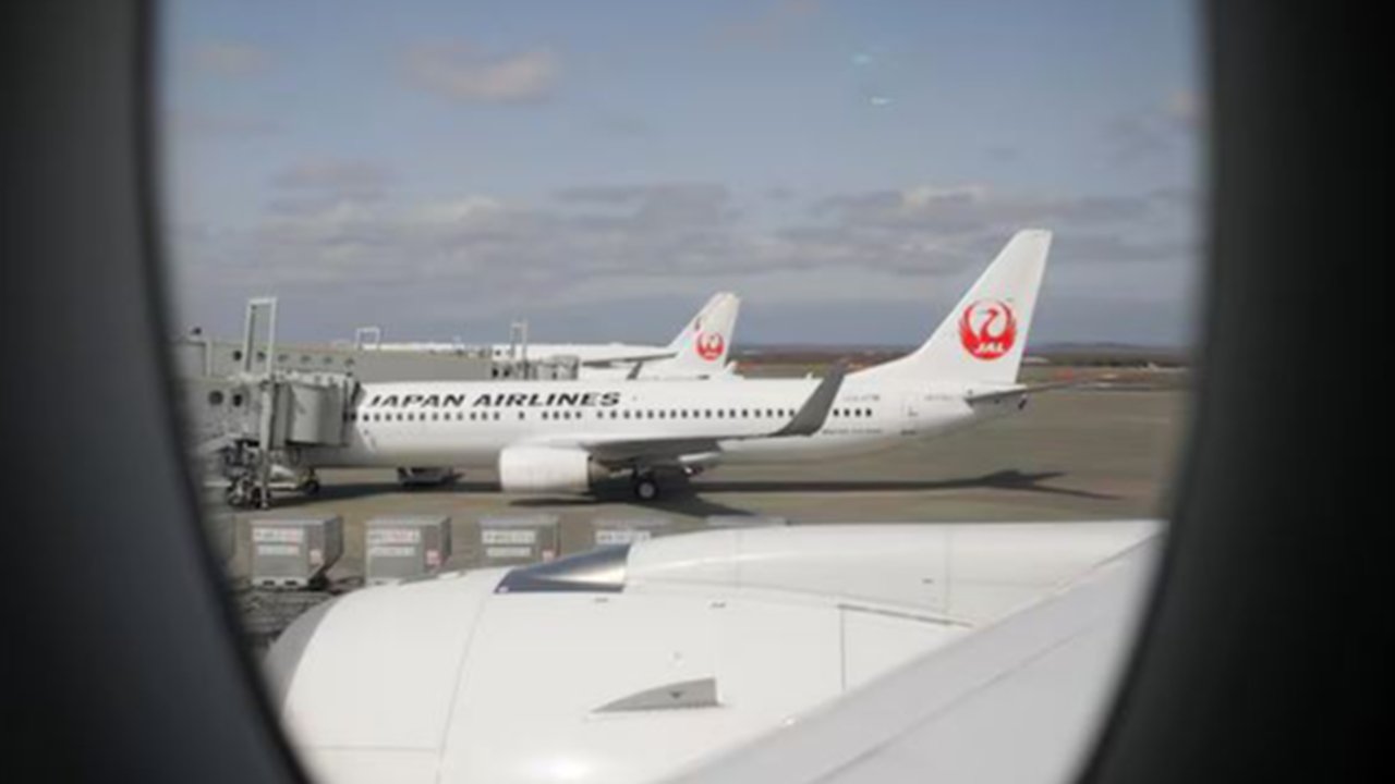 Pesawat Japan Airlines di Bandara New Chitose, Sapporo, Hokkaido, Jepang.