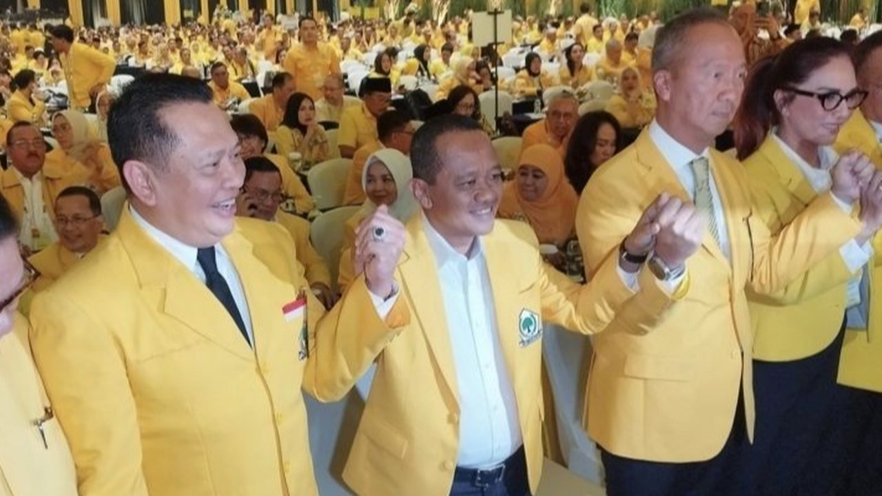 Bahlil Gandeng Tangan Agus Gumiwang dan Bamsoet saat Tiba di Munas Golkar