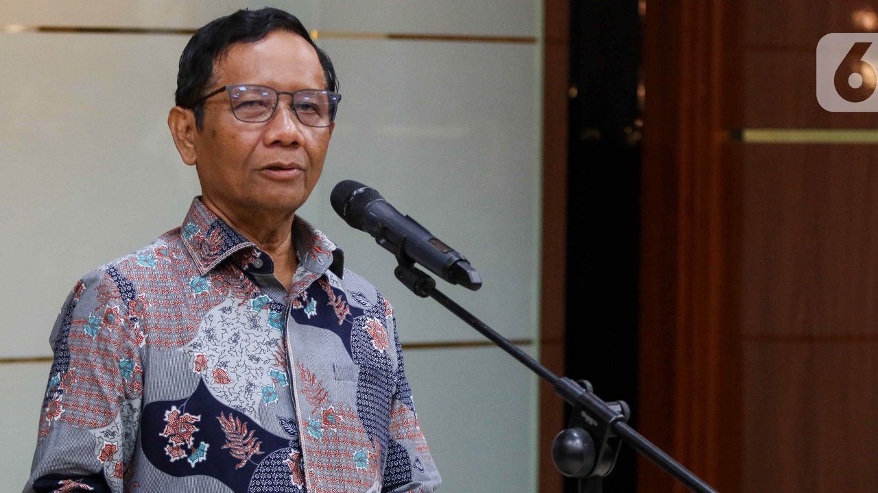 Calon wakil presiden nomor urut 3, Mahfud Md saat kampanye dialogis bertajuk Tabrak Prof di di Kafe Koat Kopi Seturan, Kecamatan Depok, Kabupaten Sleman, Daerah Istimewa Yogyakarta, Senin (5/2/2024) malam. (Radityo/Liputan6.com).
