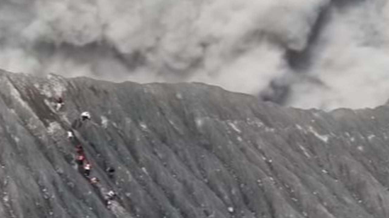 Detik-Detik Gunung Dukono Erupsi Pendaki Turun Berlarian, Bikin Ngeri