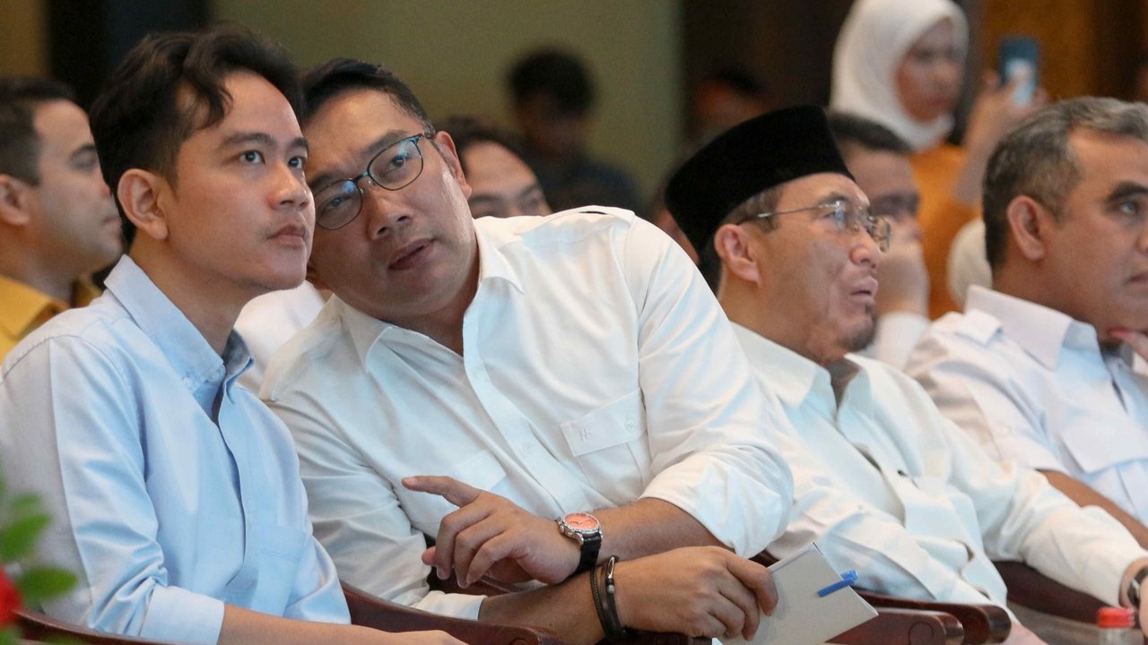 Bakal Calon Gubernur dan Calon Wakil Gubernur DKI Jakarta, Ridwan Kamil dan Suswono berjabat tangan dalam acara deklarasi di Hotel Sultan, Jakarta, Senin (19/8/2024). Liputan6.com/Herman Zakharia