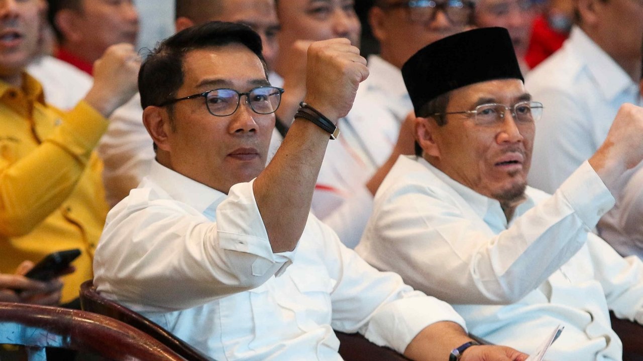 Bakal Calon Gubernur dan Calon Wakil Gubernur DKI Jakarta, Ridwan Kamil dan Suswono berjabat tangan dalam acara deklarasi di Hotel Sultan, Jakarta, Senin (19/8/2024). Liputan6.com/Herman Zakharia