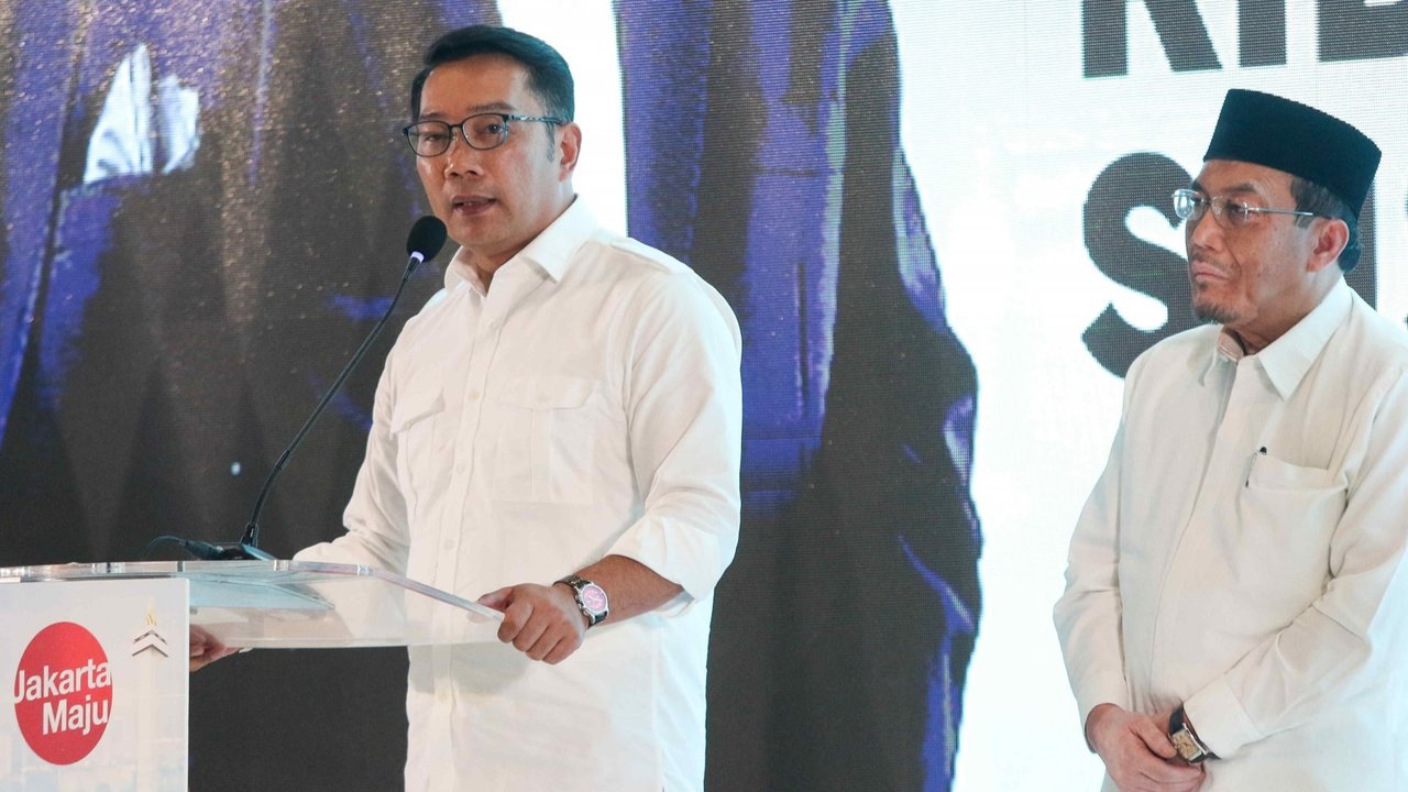 Bakal Calon Gubernur dan Calon Wakil Gubernur DKI Jakarta, Ridwan Kamil dan Suswono berjabat tangan dalam acara deklarasi di Hotel Sultan, Jakarta, Senin (19/8/2024). Liputan6.com/Herman Zakharia