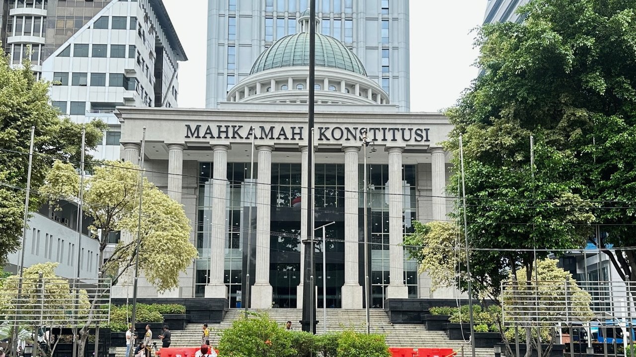 Suasana di luar Gedung Mahkamah Konstitusi (MK). (Liputan6.com/Nanda Perdana Putra)