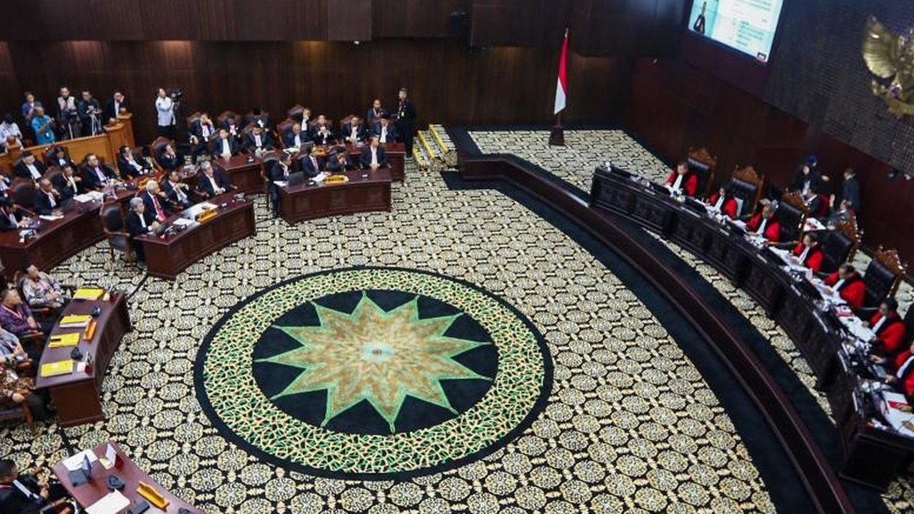 Ketua Mahkamah Konstitusi (MK) Suhartoyo (kanan) berbicara dengan Hakim Konstitusi Saldi Isra (kiri) di sela sidang perkara Nomor 145/PUU-XXI/2023 mengenai uji formil batas usia calon presiden dan calon wakil presiden (capres-cawapres) di Gedung MK, Jakarta, Selasa (16/1/2024). Majelis hakim MK menolak permohonan uji formil batas usia capres dan cawapres yang diajukan pakar hukum tata negara Denny Indrayana dan pengajar UGM Zainal Arifin Mochtar. Liputan6.com/Angga Yuniar