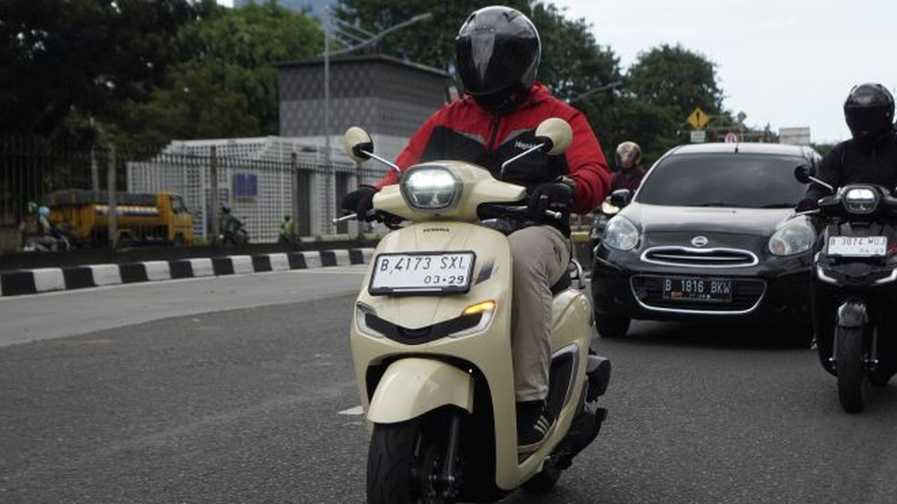 Wahana Ajak Berkendara Santai dengan Honda Stylo 160 (ist)Skutik anyar ini memiliki jarak terendah dengan tanah setinggi 151mm dengan kombinasi jarak sumbu roda sebesar 1,275mm serta ketinggian jok 768mm.

Pada sistem pengereman, Stylo 160 hadir dengan fitur Combi Brake System (CBS) dan Anti-lock Braking System (ABS) satu channel yang dilengkapi disc brake pada bagian depan dan belakang yang berukuran 220mm – 220mm di tipe ABS.

Skutik ini mengandalkan pelek berukuran 12 baik depan maupun belakang dengan ukuran ban 110/90 di depan dan 130/80 di belakang.

New Honda Stylo 160 juga didukung dengan fitur-fitur penunjang bagi pengendara yang modis, seperti rak depan, rak tengah yang disertai dengan penutup, lalu hadirnya fitur USB charger type A untuk mendukung rasa nyaman pengendara atas daya alat komunikasinya, serta ditunjang oleh Honda Smart key dan alarm system untuk memberikan rasa aman.

Honda Stylo 160 mengandalkan mesin 160cc 4 katup berpendingin cairan eSP+ yang mampu menghasilkan tenaga sebesar 11,3 kW/8.500 rpm dan torsi maksimum sebesar 13,8 Nm/7.000 rpm.

Selain itu, model ini juga memiliki kapasitas tangki bahan bakar sebesar 5L dan ruang penyimpanan sebesar 16,5L yang mampu mendukung kenyamanan pengendara dalam berkendara.