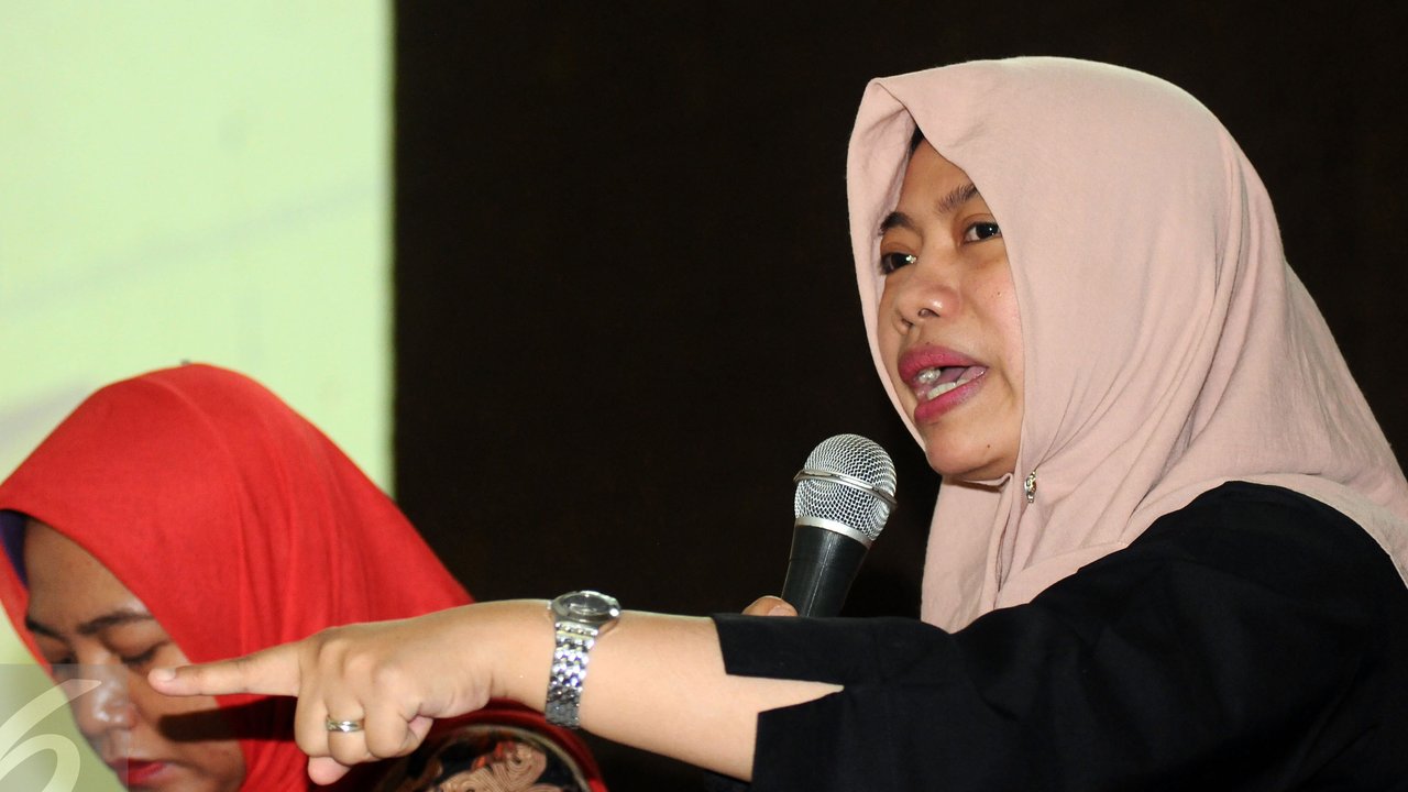 Titi Anggraini, Direktur Eksekutif Perkumpulan untuk Pemilu dan Demokrasi (Perludem) (kiri) hadir saat diskusi publik di kawasan Jakarta, Kamis (19/11/2015). (Liputan6.com/Faizal Fanani)