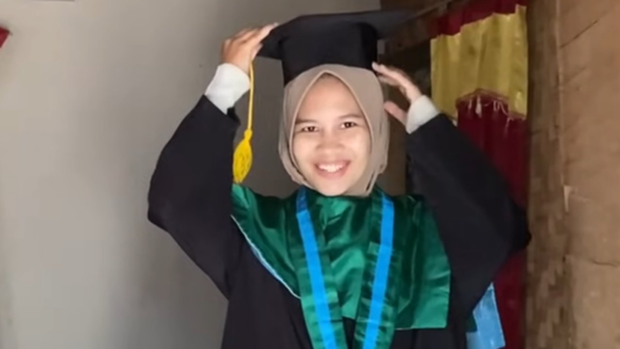 Yuliana (23) salah satu mahasiswi Institut Agama Islam Negeri (IAIN) Syekh Nurjati Cirebon yang baru saja lulus