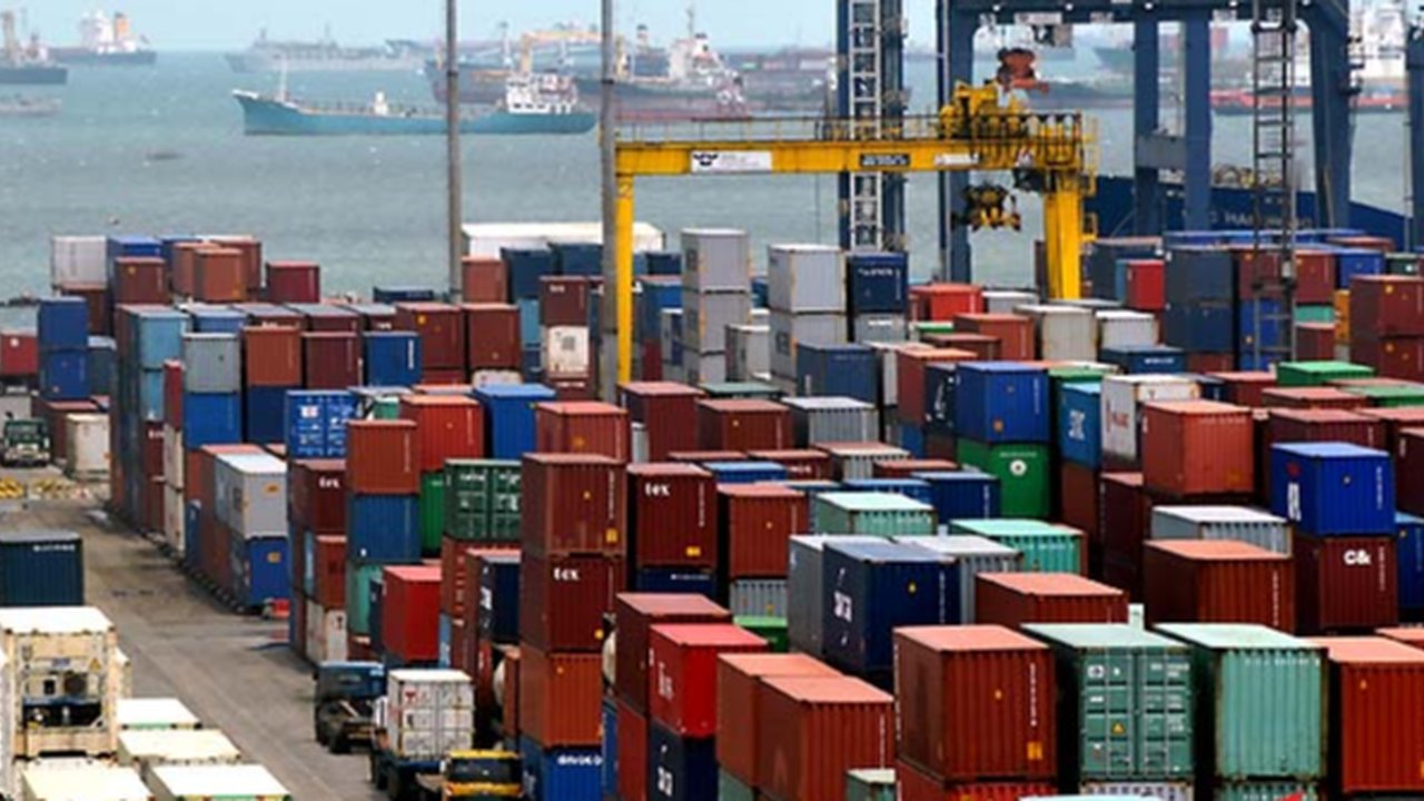 Kontainer di Pelabuhan