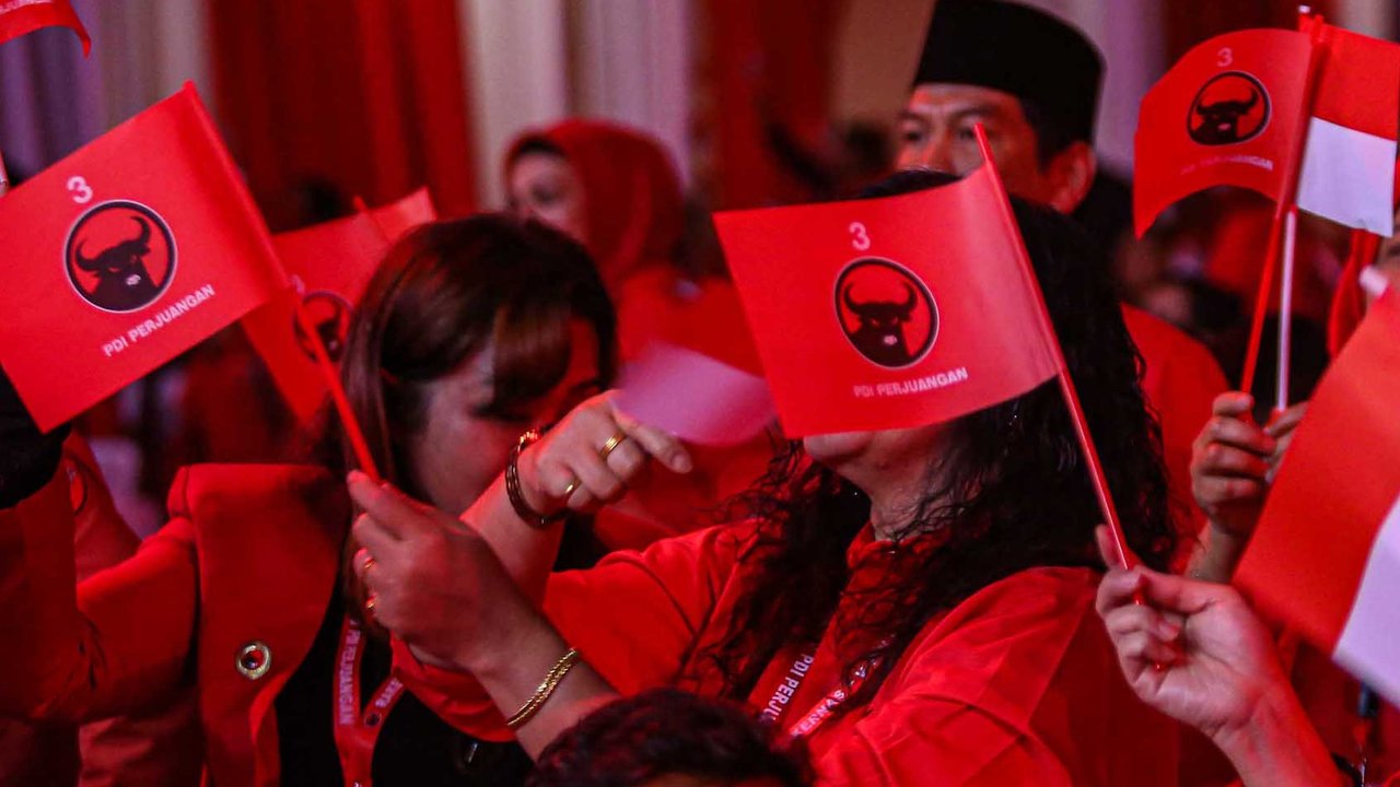 Rakernas lalu ditutup dengan doa bersama dan menyanyikan lagu