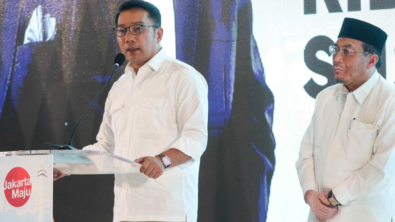 Bakal Calon Gubernur dan Calon Wakil Gubernur DKI Jakarta, Ridwan Kamil dan Suswono berjabat tangan dalam acara deklarasi di Hotel Sultan, Jakarta, Senin (19/8/2024). Liputan6.com/Herman Zakharia