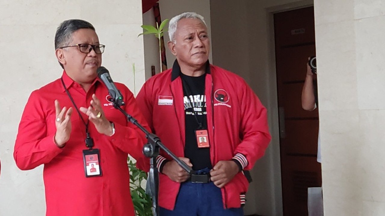 <p>Sekjen PDIP Hasto Kristiyanto ditemani Ketua Bidang Kehormatan PDIP Komarudin Watubun menyampaikan keterangan pers usai memanggil Gibran Rakabuming Raka, Senin (22/5/2023). Putra Jokowi yang juga wali kota Solo itu dipanggil DPP PDIP terkait pertemuan dengan Prabowo Subianto. (Foto: Ahda Bayhaqi/Merdeka.com)</p>