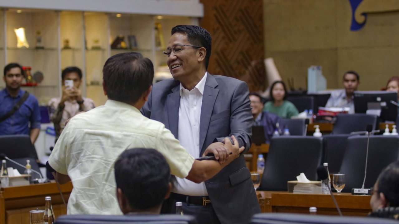 Mendagri Tito Karnavian (kiri) bersama Menteri Hukum dan HAM Supratman Andi Agtas (kanan) mengikuti rapat kerja dengan Badan Legislasi DPR terkait pembahasan RUU Pilkada di Kompleks Parlemen, Senayan, Jakarta, Rabu (21/8/2024).