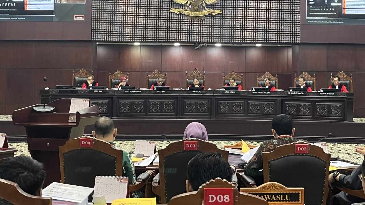 Petugas memasang beton pembatas dengan kawat berduri di halaman depan Gedung Mahkamah Konstitusi (MK) di Jakarta, Senin (25/3/2024). (Liputan6.com/Angga Yuniar)