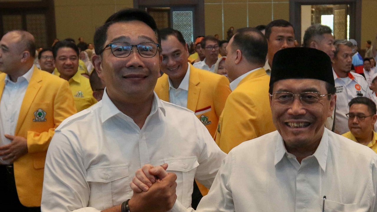 Bakal Calon Gubernur dan Calon Wakil Gubernur DKI Jakarta, Ridwan Kamil dan Suswono berjabat tangan dalam acara deklarasi di Hotel Sultan, Jakarta, Senin (19/8/2024). Liputan6.com/Herman Zakharia