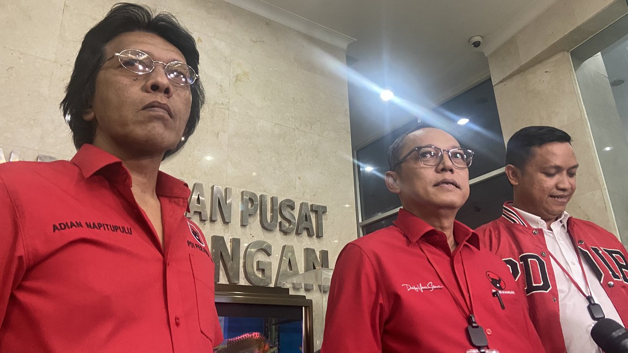 Ketua DPP PDI Perjuangan Ketua DPP PDI Perjuangan Deddy Yevri Sitorus (tengah)saat menjawab pertanyaan dari sejumlah wartawan di Kantor DPP PDI Perjuangan, Jalan Diponegoro, Jakarta. (Liputan6.com/M Radityo Priyasmoro)