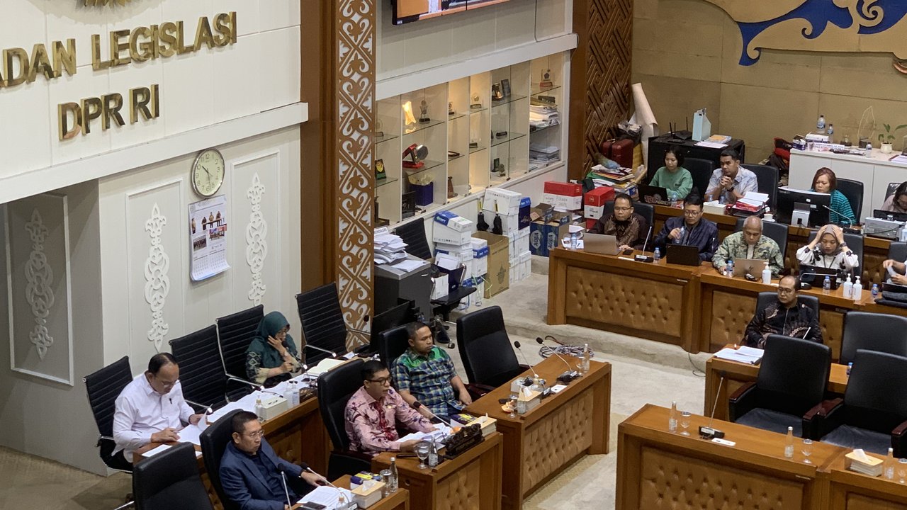 Badan Legislasi menggelar rapat kerja dengan Pemerintah dan DPD membahas RUU tentang Perubahan Keempat atas UU Nomor 1 Tahun 2015. (merdeka.com/Arie Basuki)