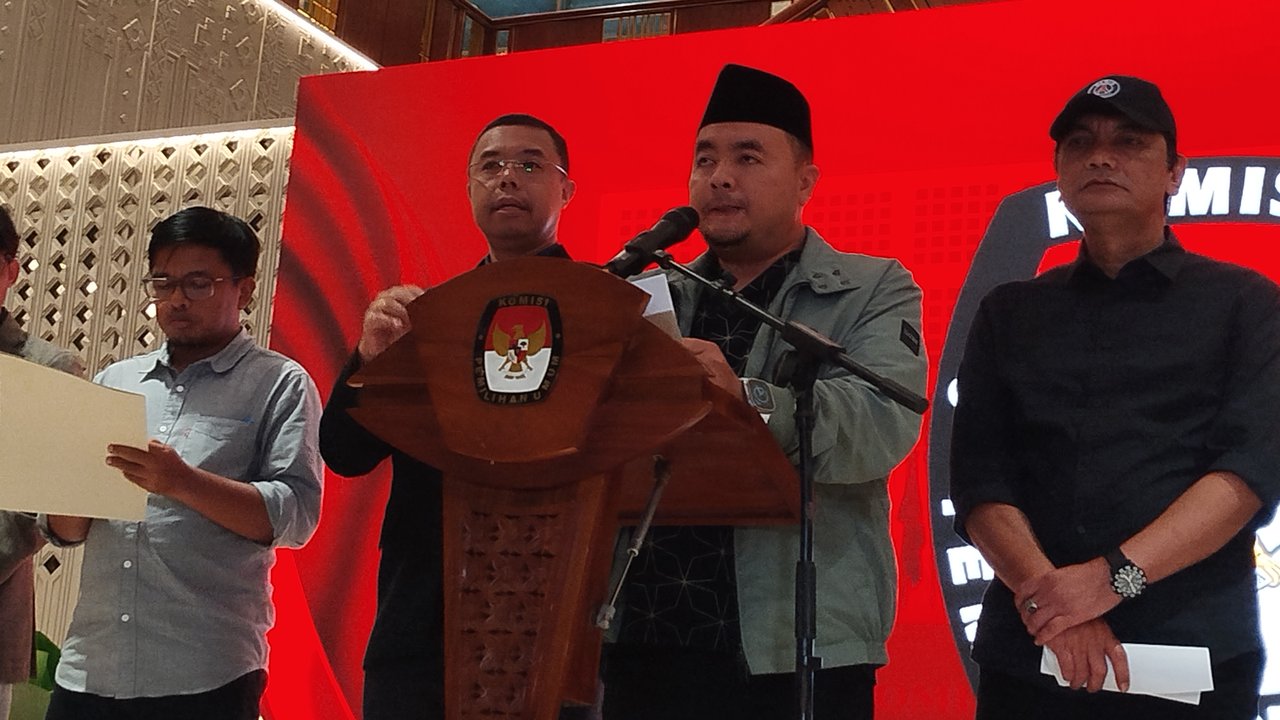Ketua Komisi Pemilihan Umum (KPU) RI Mochammad Afifuddin saat konferensi pers di Gedung KPU Jakarta. (Liputan6.com/Ady Anugrahadi)