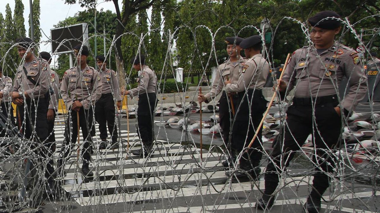 Polisi memasang barikade kawat duri. (Liputan6.com/Immanuel Antonius)