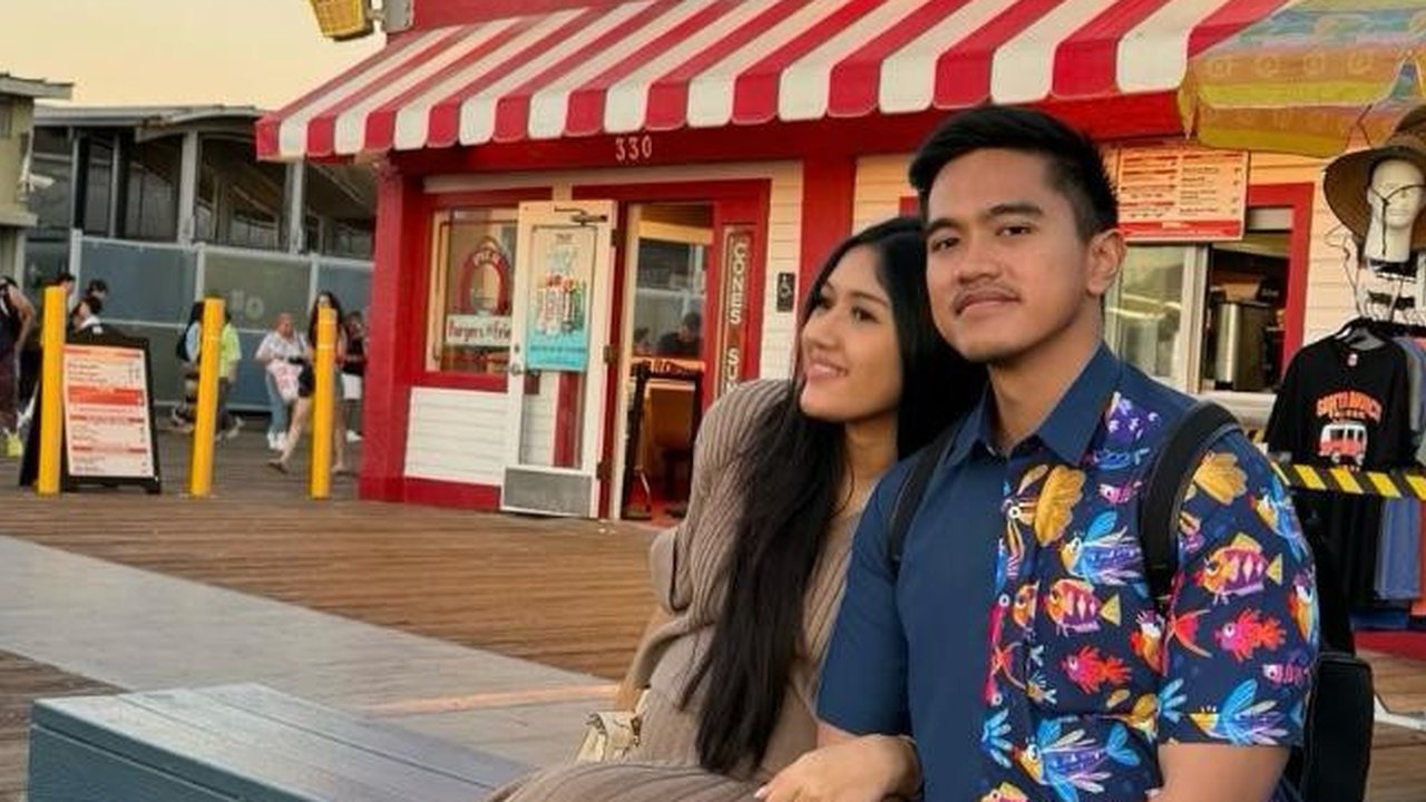 Intip gaya Kaesang Pangarep saat dampingi Erina Gudono ikut orientasi program S2 di Amerika Serikat. Putra bungsu Presiden Jokowi tampil siaga kenakan backpack Rp26 juta. [@erinagudono].