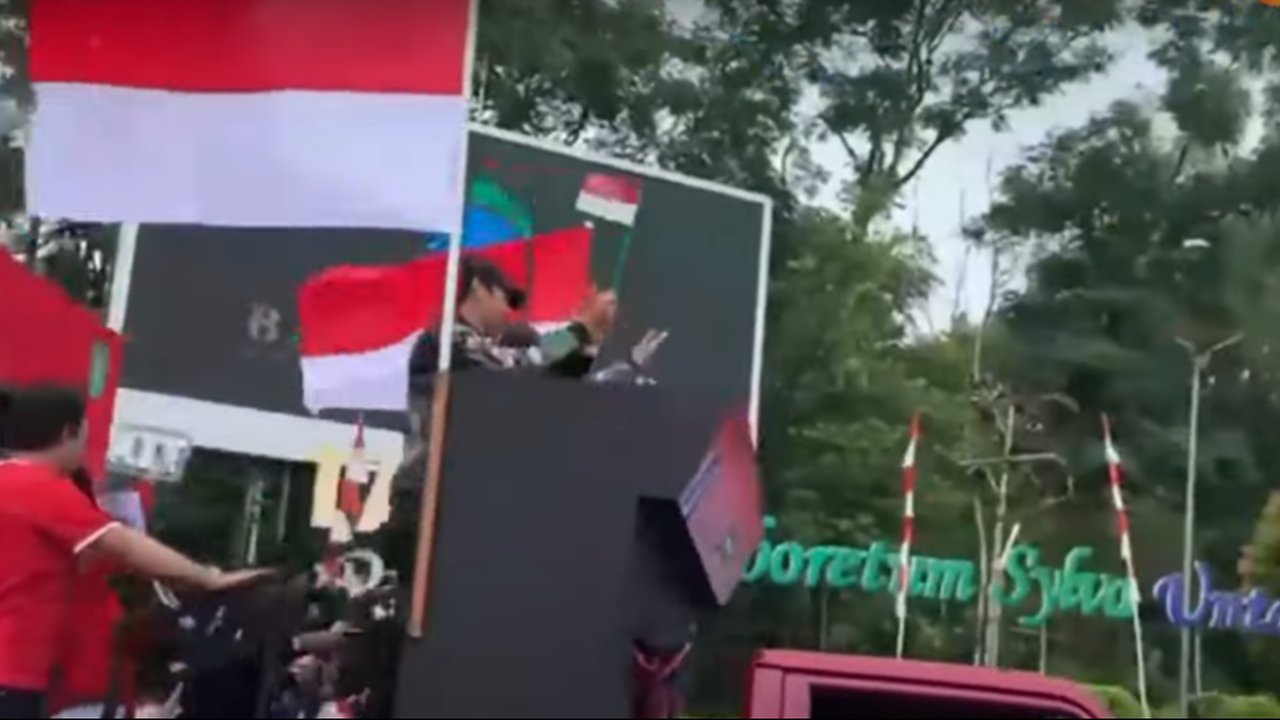 Disambut Meriah Saat Tiba di Kampung Halaman, Beginilah Momen Peraih Emas Olimpiade Paris 2024 Veddriq Leonardo Diarak Keliling Kota