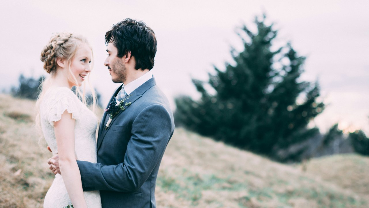 Ilustrasi pengantin, pernikahan. (Photo by Taylor Harding on Unsplash)