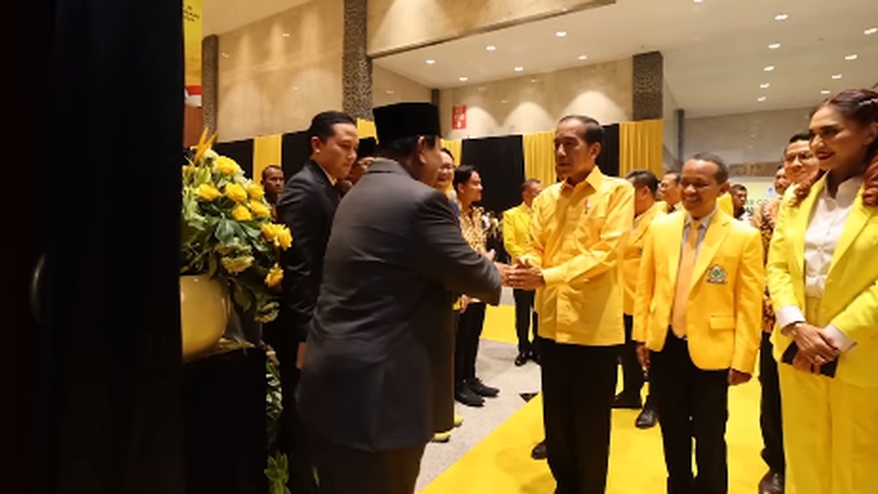 Senda Gurau Jokowi Berkemeja Kuning Dikagetkan Prabowo di Munas Golkar: Lho, Nguber Ya?