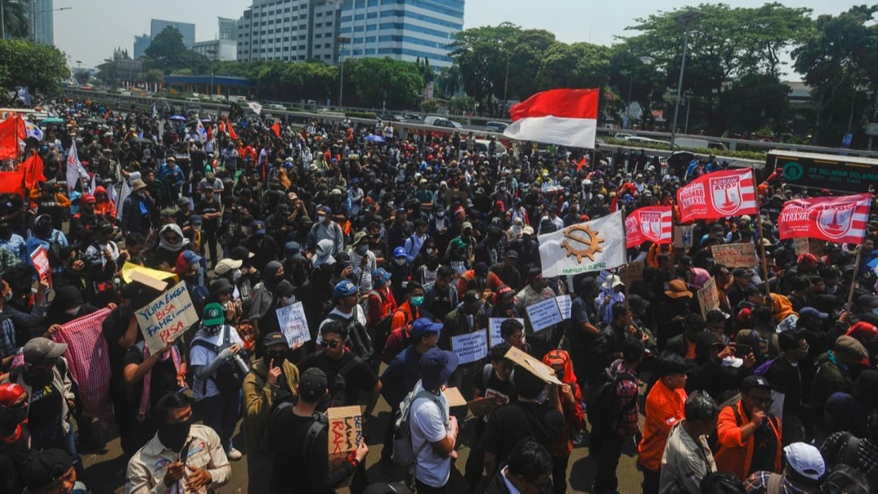Situasi Terkini Demo Tolak Pengesahan RUU Pilkada di DPR, Massa Mulai Bakar-Bakar dan Rusak Pagar