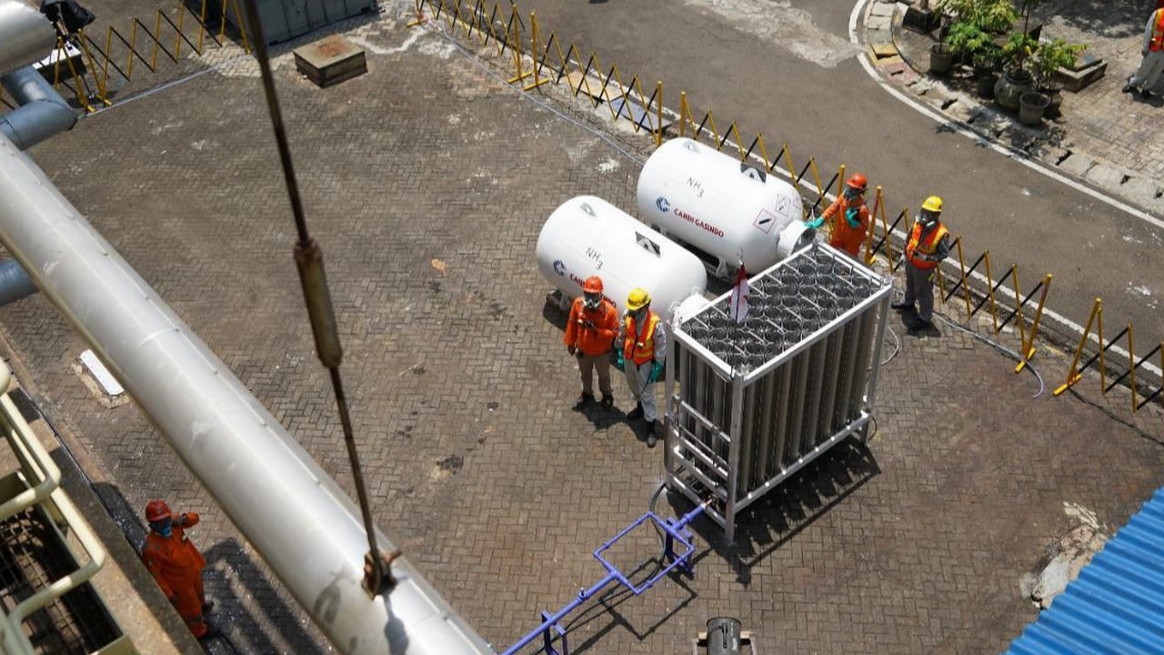 <p>PT PLN (Persero) bersama IHI Corporation Japan melakukan uji co-firing amonia pada Pembangkit Listrik Tenaga Uap (PLTU) Gresik Unit 1 (100 MW). (Dok PLN)</p>
