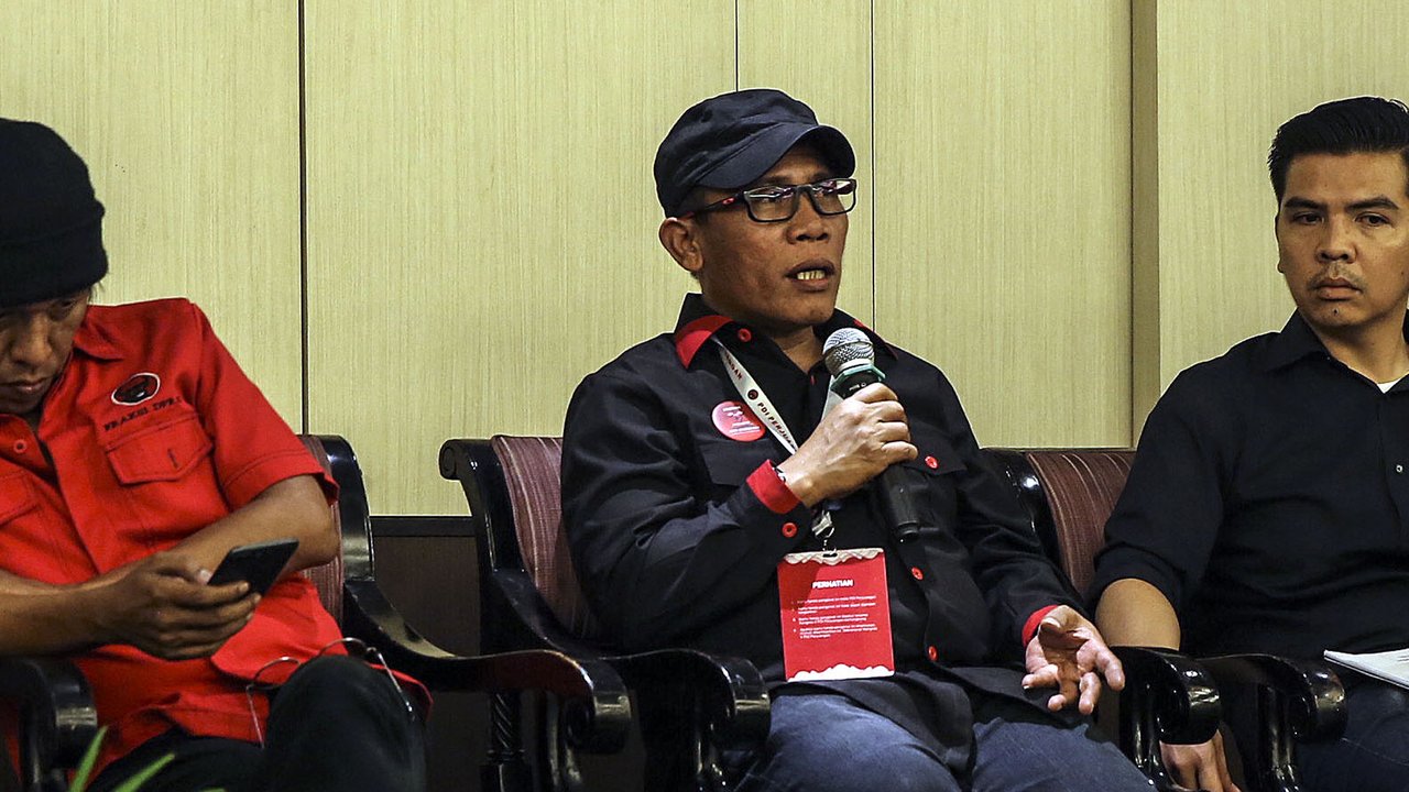 Politikus PDI Perjuangan Adian Napitupulu bersama Masinton Pasaribu  menjadi pembicara dalam serial diskusi dalam rangkaian Kongres PDI P ke V di Bali, Jumat (9/8/2019). Diskusi tersebut membahas Demokrasi Arus Bawah (Perlawanan Terhadap Rezim Otoriter). (Liputan6.com/Johan Tallo)