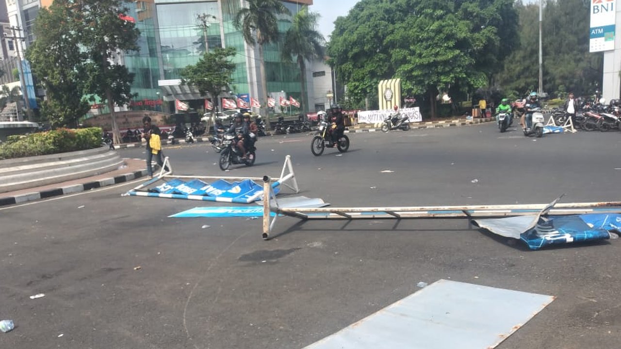 Polisi mundur dihalau mahasiswa dalam demo tolak revisi UU Pilkada di Semarang. Kamis (22/8).