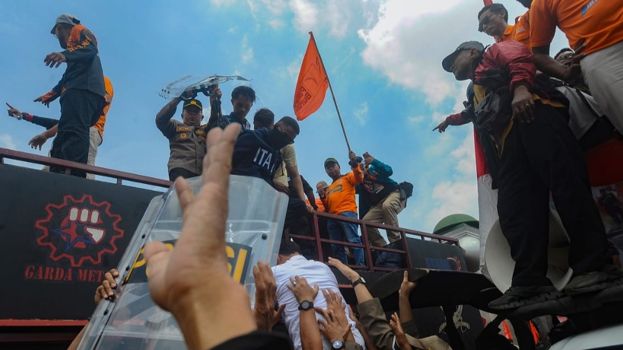 Situasi Terkini Demo Tolak UU Pilkada Disahkan Memanas, Massa Jebol Pagar DPR