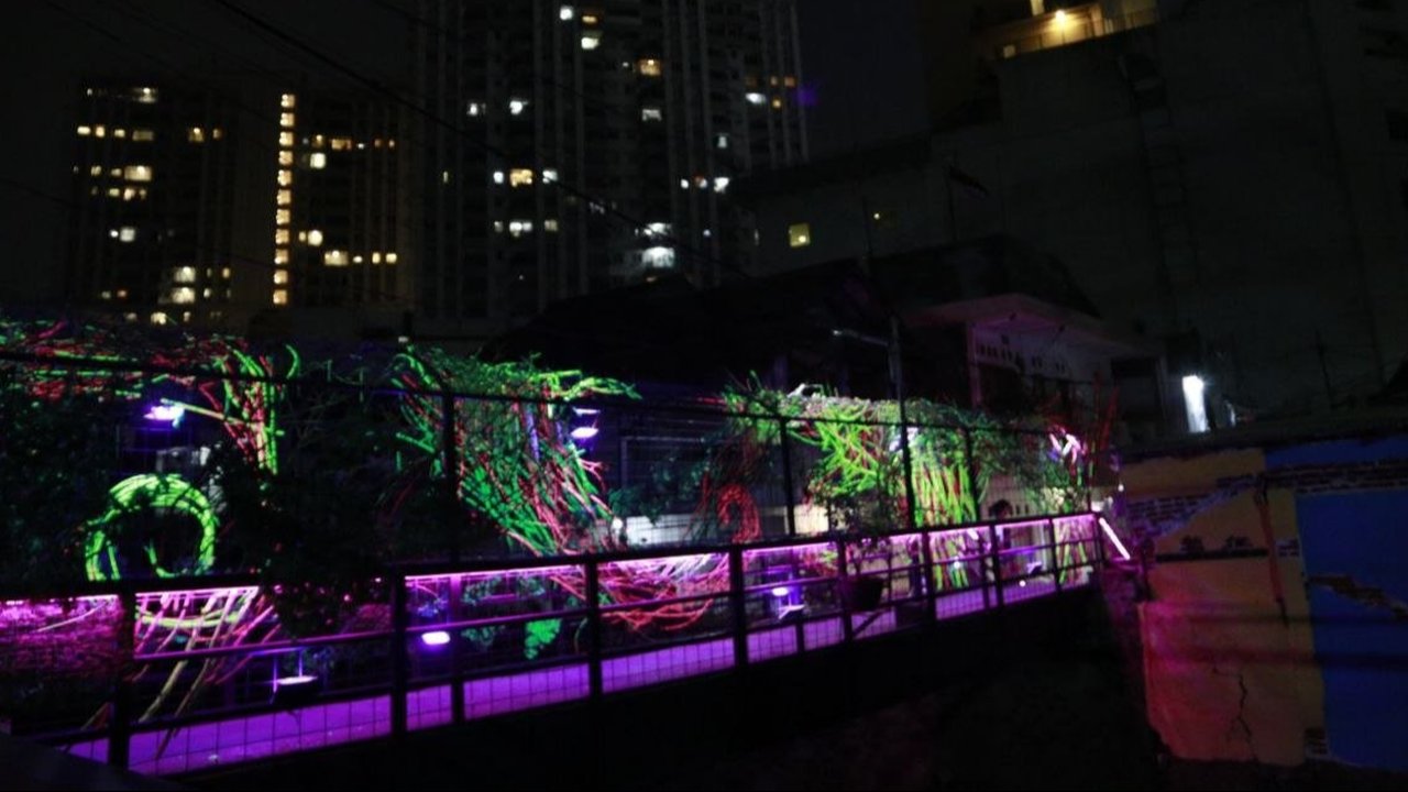 Jembatan dan selasar menyala di Bandung