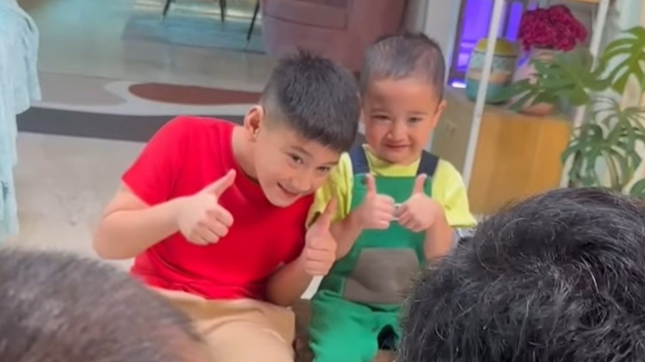 Momen Kocak Rafathar Bersama Sang Adik saat Syuting Iklan Bareng