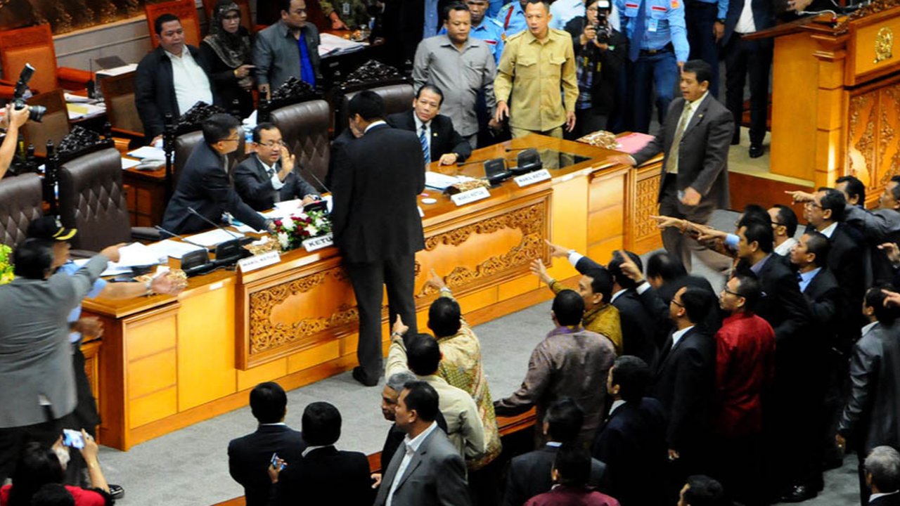 Perdebatan di dalam sidang paripurna pun menjadi tak terkendali, Jakarta, (25/9/14). (Liputan6.com/Andrian M Tunay)