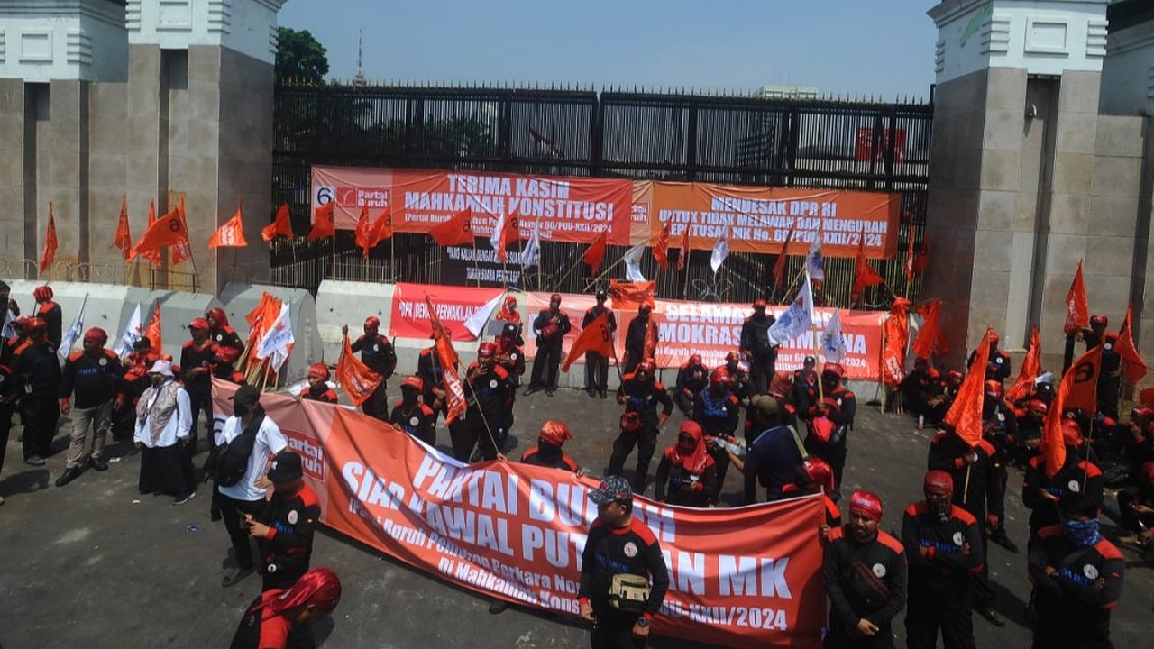 Massa dari Partai Buruh dan berbagai elemen masyarakat melakukan aksi di depan Gedung DPR/MPR, Jakarta, Kamis (22/08/2024). Massa menolak RUU Pilkada yang disahkan DPR.