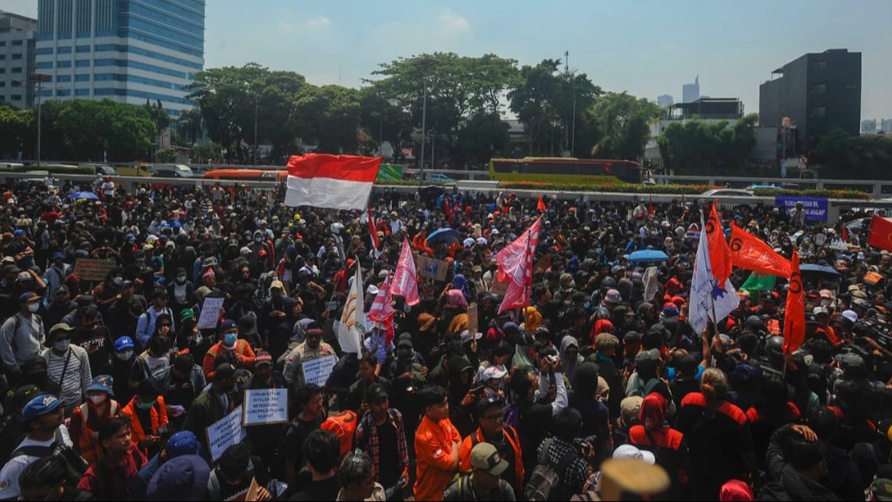 Massa dari Partai Buruh dan berbagai elemen masyarakat melakukan aksi di depan Gedung DPR/MPR, Jakarta, Kamis (22/08/2024). Massa menolak RUU Pilkada yang disahkan DPR.