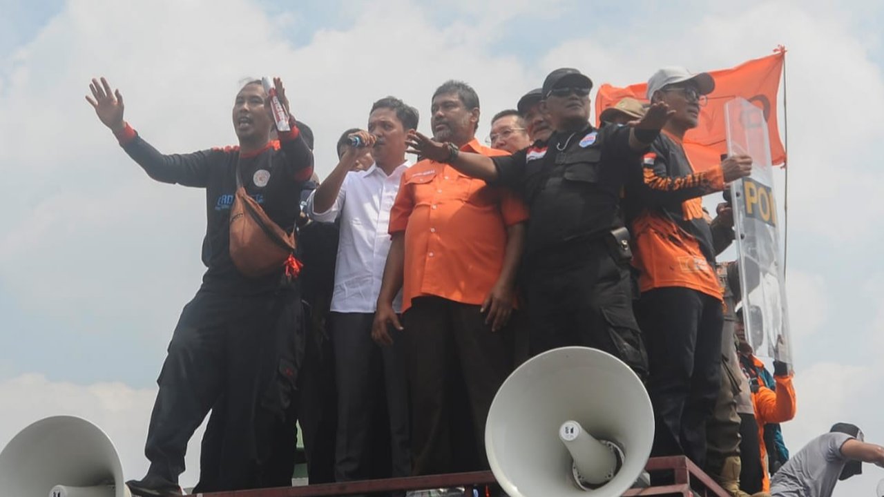 Anggota DPR dari Fraksi Gerindra Habiburokhman dilempar air kemasan saat mencoba beropasi di depan Gedung DPR/MPR, Jakarta, Kamis (23/8/2024).