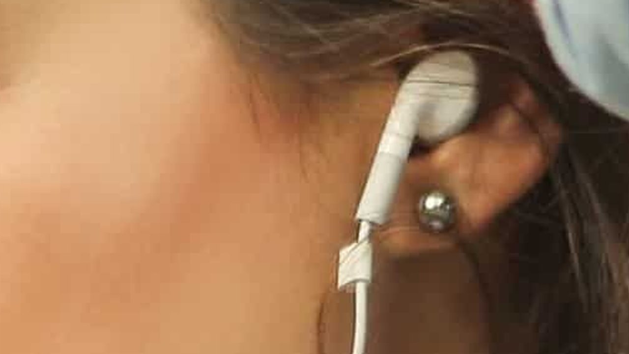 Seorang wanita alami gangguan telinga permanen akibat hobi pakai earphone. Yuk, simak fakta lengkapnya!