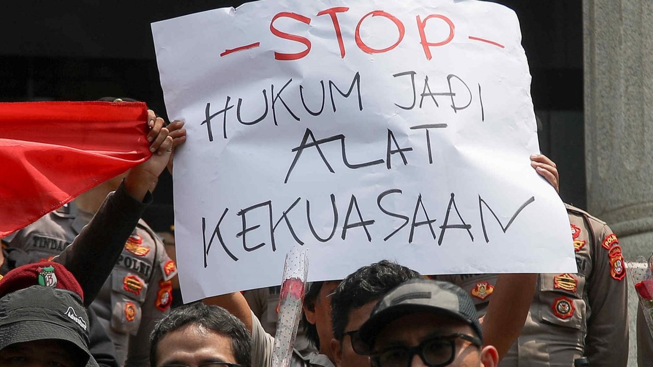 Massa rasa dari Forum Guru Besar, akademisi, masyarakat sipil, dan aktivis 98 melakukan unjuk rasa mengawal putusan Mahkamah Konstitusi di depan Gedung Mahkamah Konstitusi, Jakarta, Kamis (22/8/2024). Mereka menolak revisi UU Pilkada oleh DPR yang akan menganulir keputusan Mahkamah Konstitusi Nomor 60 dan Nomor 70 Tahun 2024 tentang ambang batas pencalonan di Pilkada Serentak 2024.