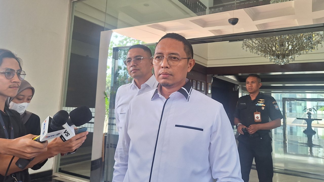 Kepala Kantor Komunikasi Kepresidenan Hasan Nasbi merespons soal isu yangg menyebut Presiden Jokowi bakal menjadi Ketua Dewan Pembina Partai Golkar. (Liputan6.com/Lizsa Egeham)