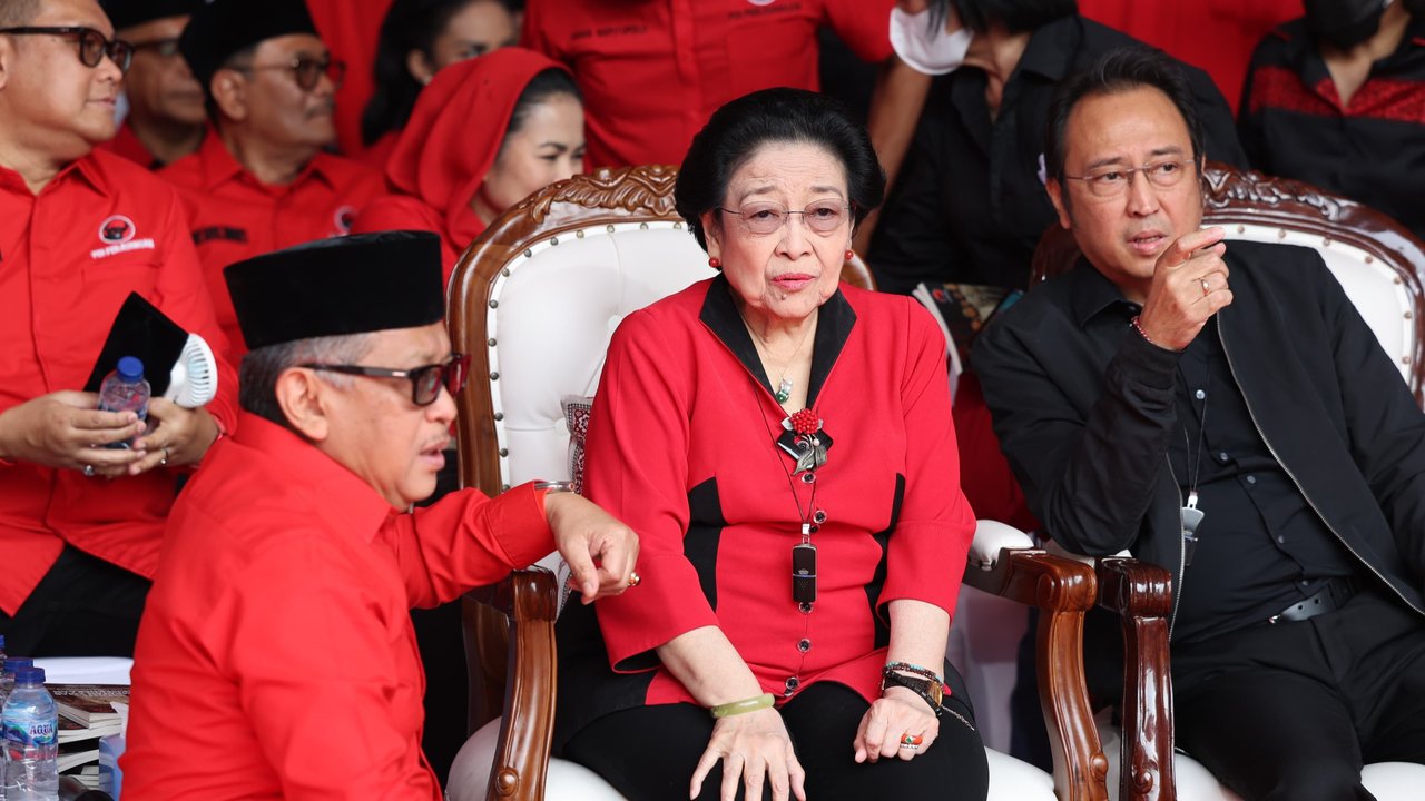 Ketua Umum DPP PDI Perjuangan (PDIP) Megawati Soekarnoputri didampingi putranya yang juga Ketua DPP DPIP bidang Ekonomi Kreatif Prananda Prabowo dan Sekjen PDIP Hasto Kristiyanto di halaman Masjid At-Taufiq dalam rangkaian upacara peringatan hari ulang tahun (HUT) ke-79 RI. (Foto: Dokumentasi PDIP).