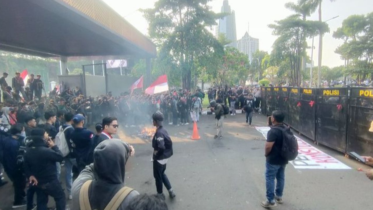 Sekelompok massa pendemo merobohkan tembok dan pagar Gedung DPR saat berunjuk rasa menolak pengesahan revisi UU Pilkada, Jakarta, pada Kamis (22/8/2024).