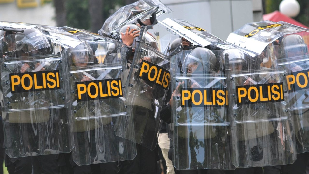 Polisi melakukan formasi bertahan saat massa merusak pagar Gedung DPR, Jakarta, Kamis (22/8/2024).